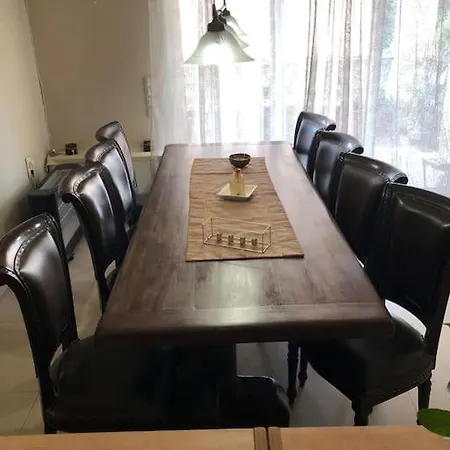 Angela Quiet, Modern House *