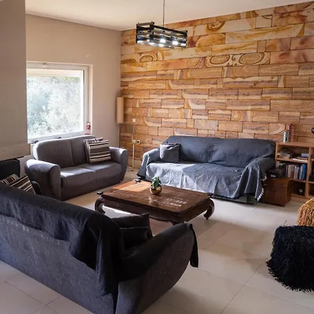 Angela Quiet, Modern House * カラマタ